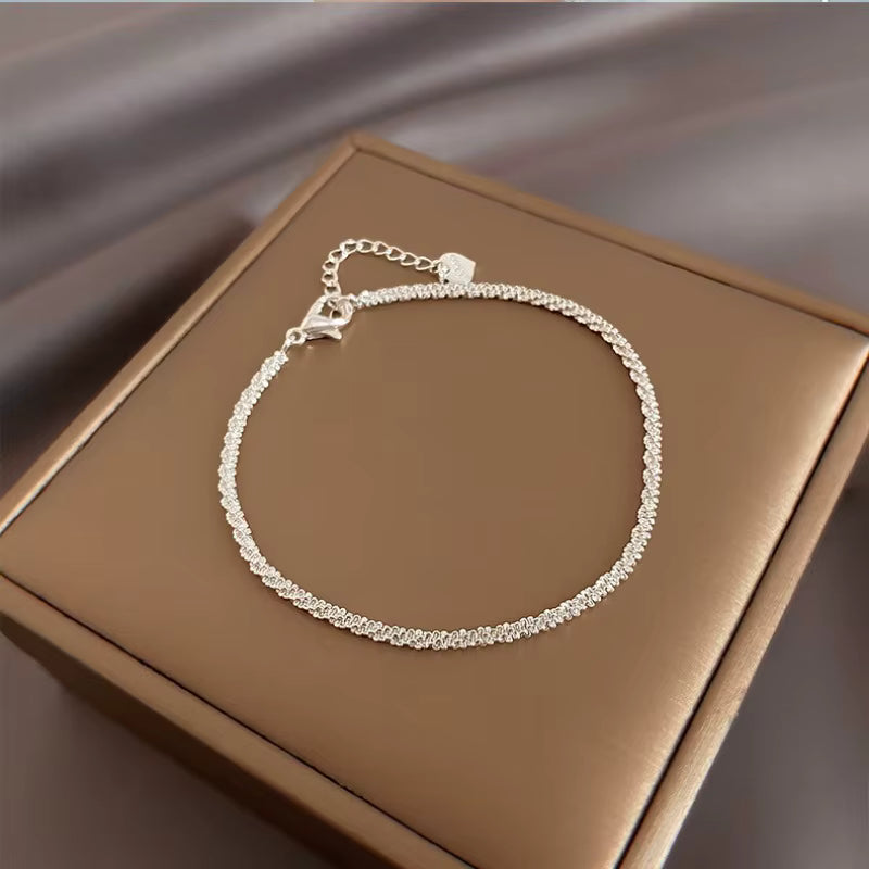 Gargantilha prata 925 delicada com design elegante sobre uma caixa marrom