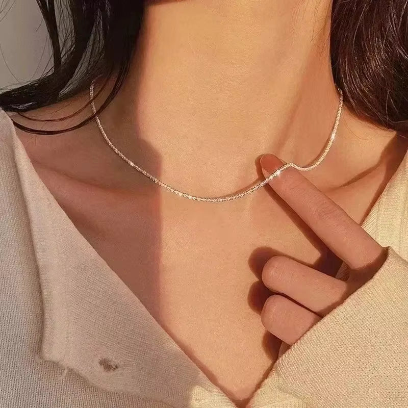 Gargantilha prata 925 elegante em uso, destacando a beleza no pescoço e o design delicado