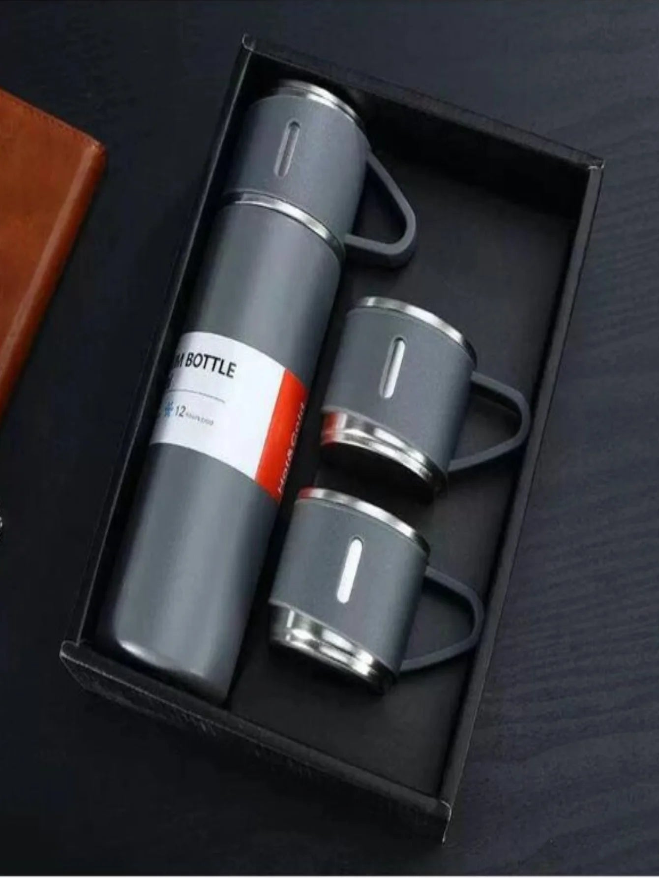 Garrafa térmica 500ml da SKYTUR com duas xícaras em um elegante conjunto de apresentação