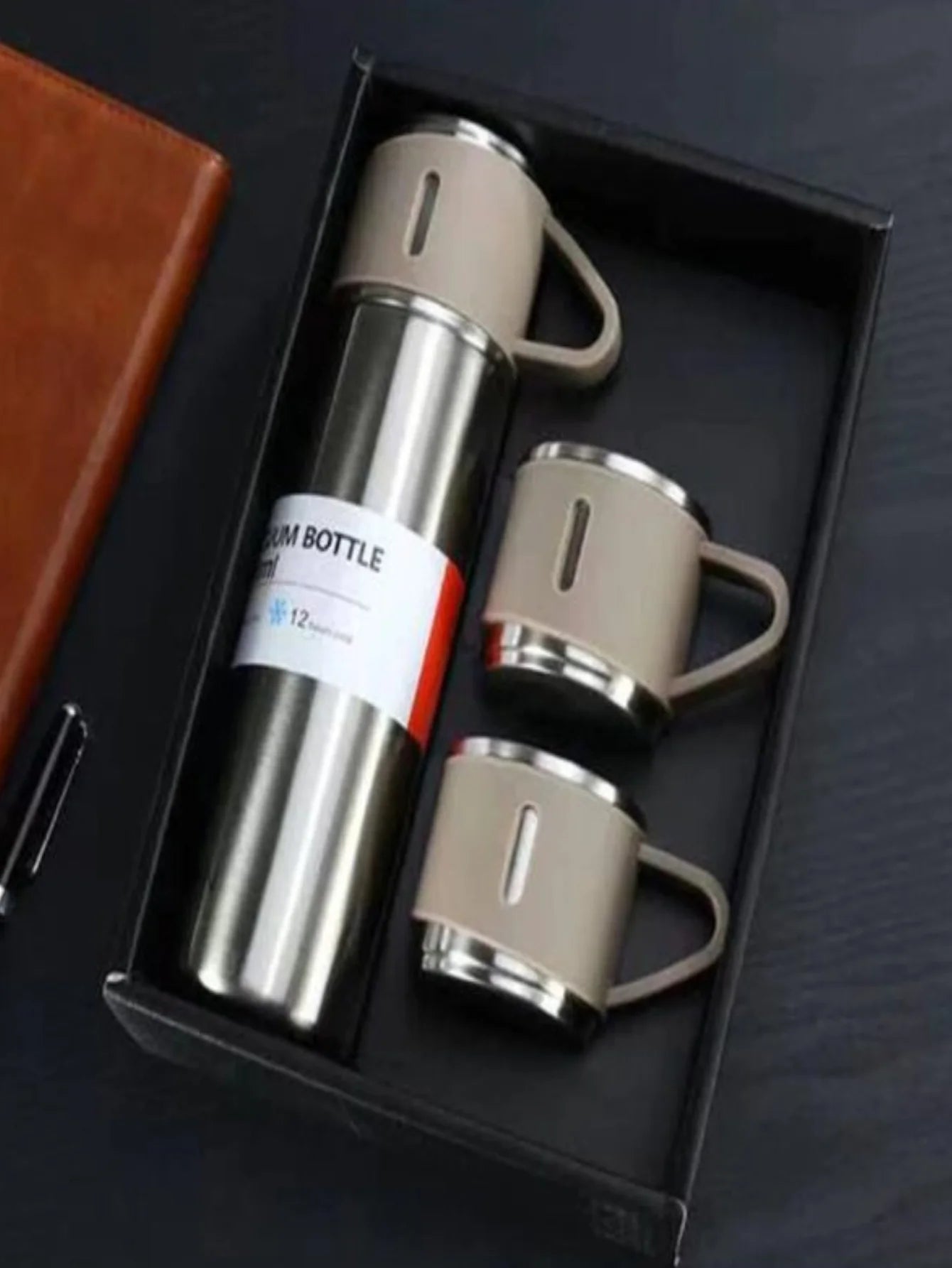 Conjunto de garrafa térmica 500ml da SKYTUR com duas xícaras em embalagem elegante