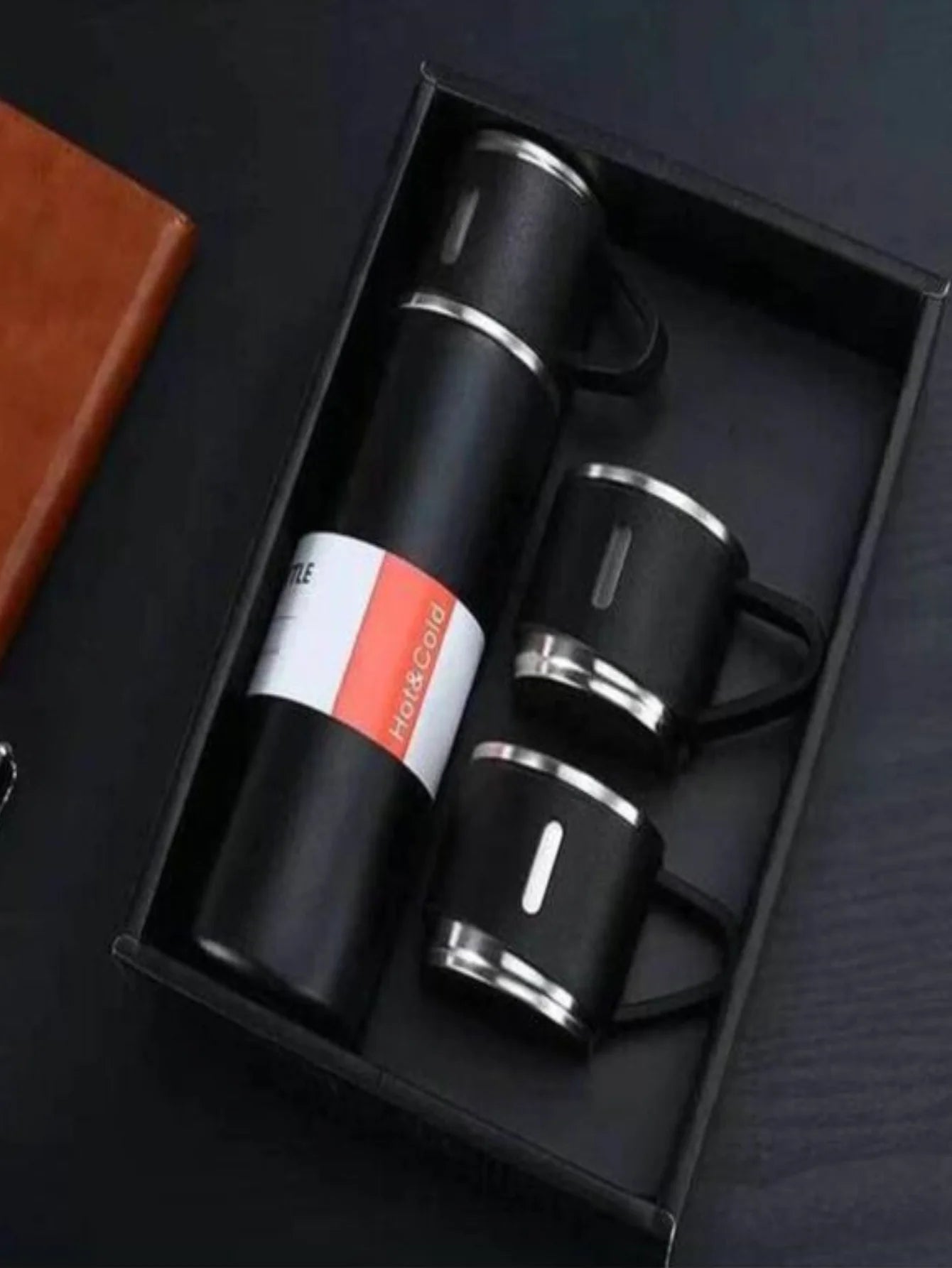Garrafa térmica 500ml da SKYTUR com duas xícaras em embalagem elegante