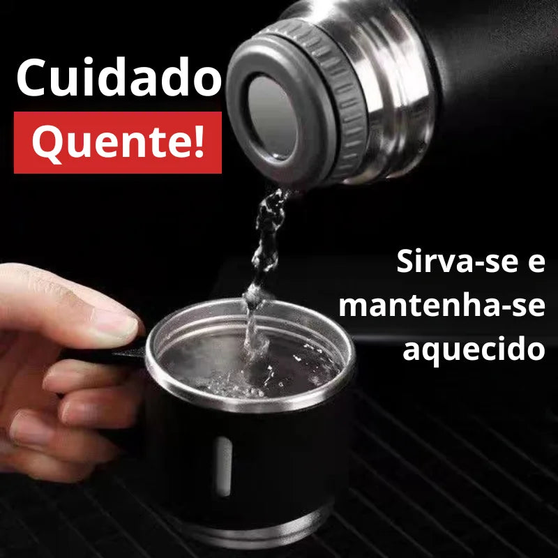 Garrafa térmica 500ml da SKYTUR sendo usada com uma xícara para bebidas quentes.
