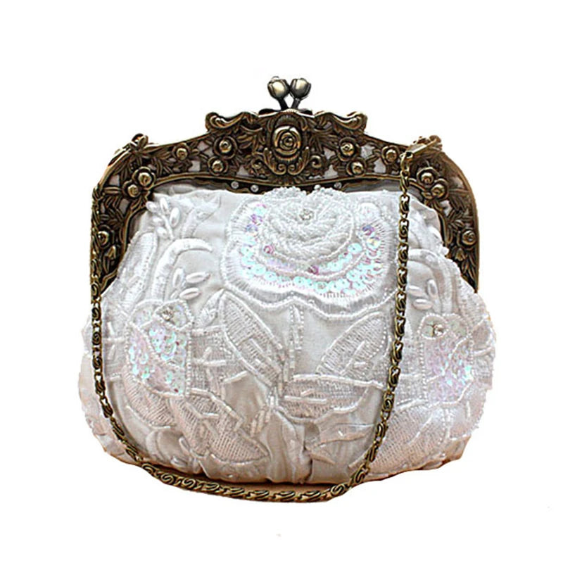 Bolsa feminina vintage de cetim branco com bordados florais e fecho de metal elegante