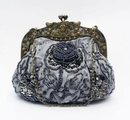 Bolsa feminina vintage com detalhes florais em prata e corrente elegante para ocasiões especiais