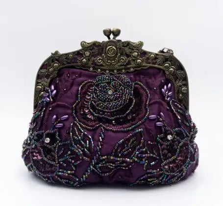 Bolsa feminina vintage roxa com bordado de flores e fecho estilizado em metal