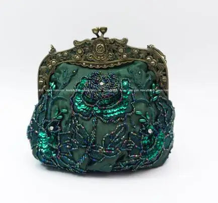 Bolsa feminina vintage verde com detalhes em pedraria e fecho decorativo elegante