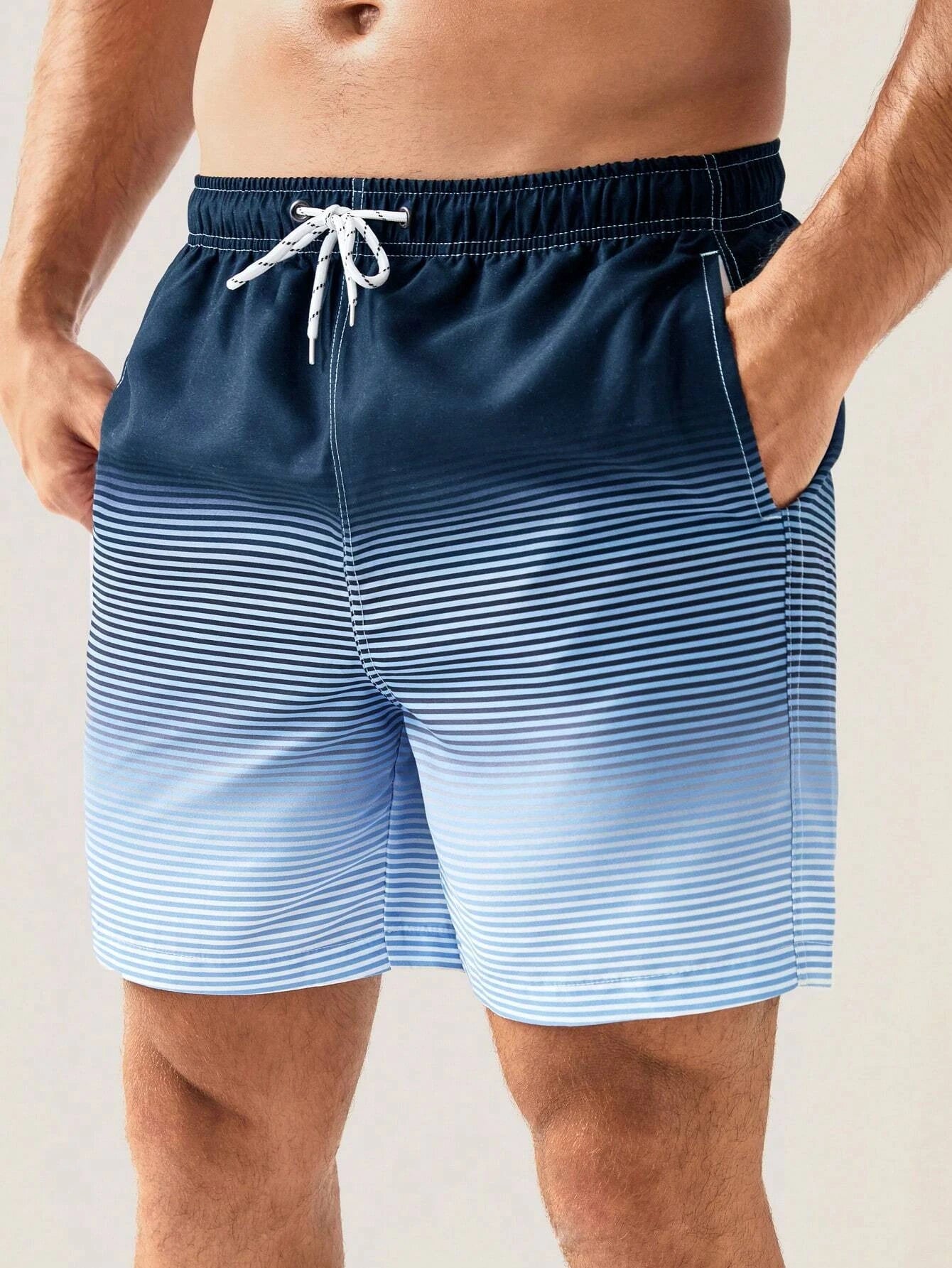 Bermudas de praia havaianas em azul com estampa listrada e cordão ajustável