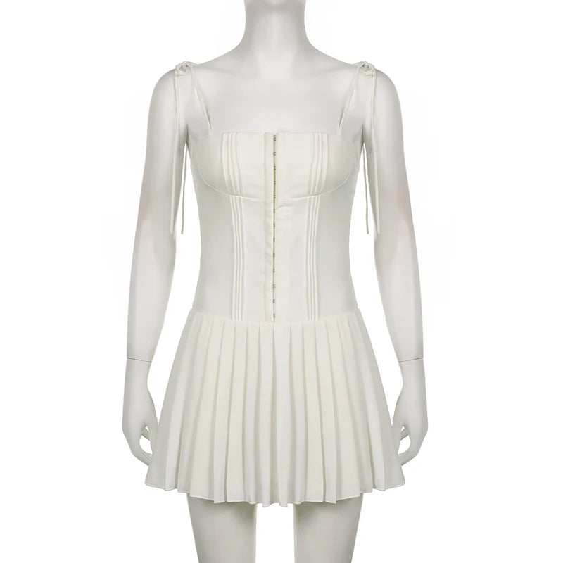 Mini vestido festa branco com alças ajustáveis e saia plissada para ocasiões especiais