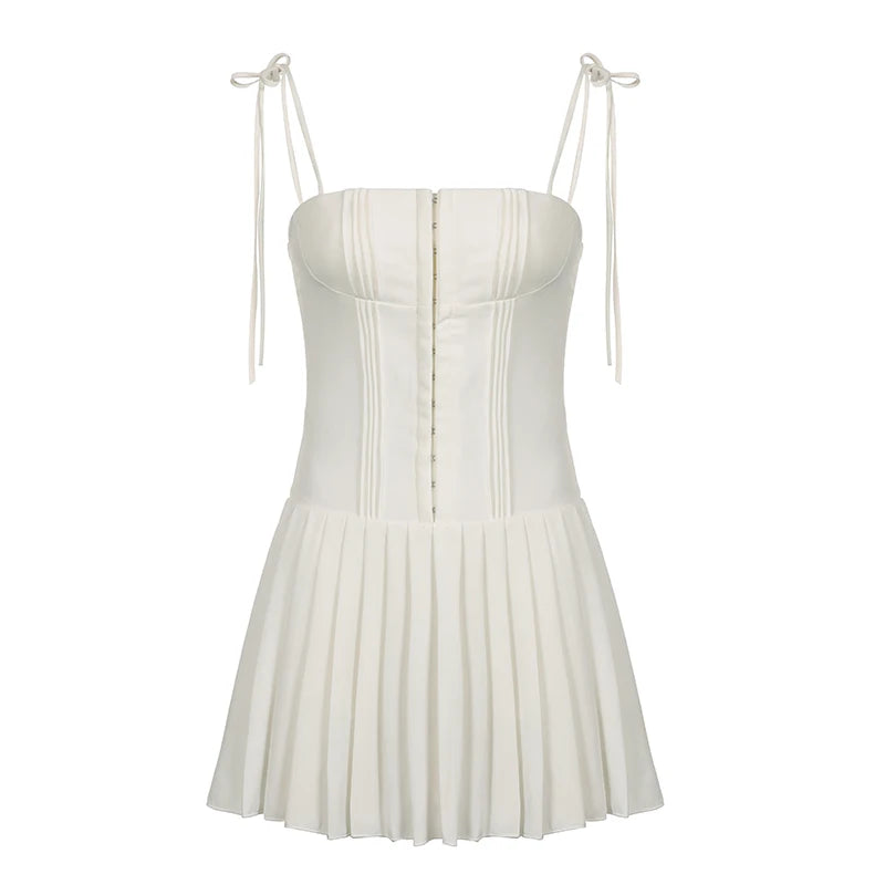 Mini vestido festa branco da IAMHOTTY com alças finas e detalhes plissados na saia
