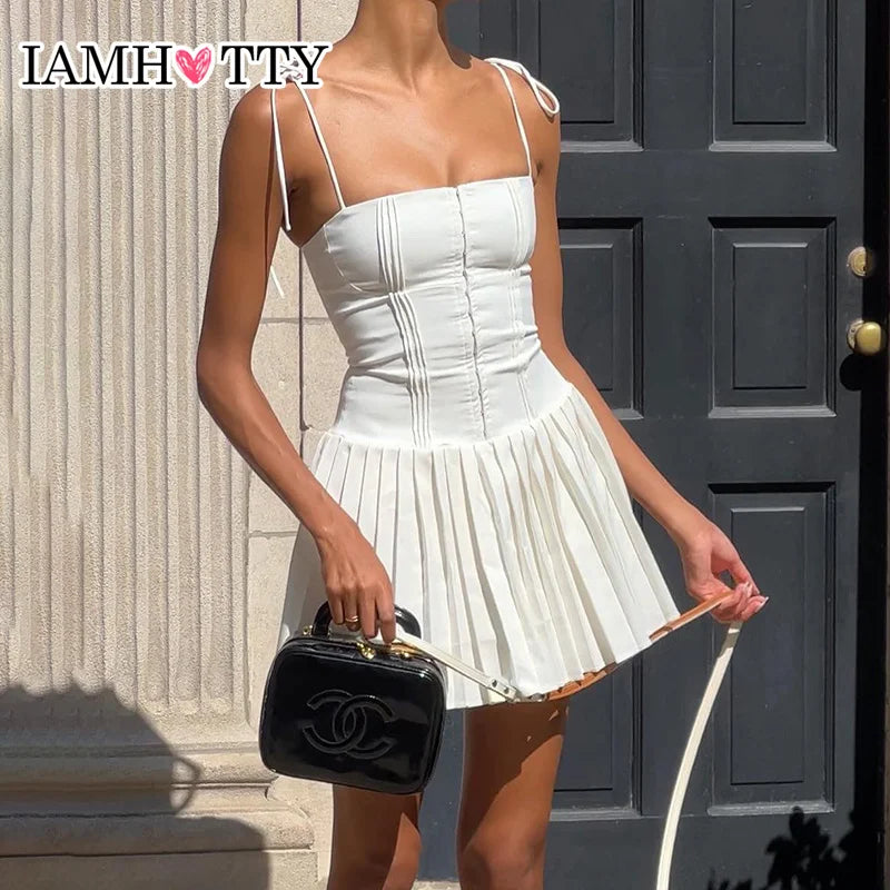 Mini vestido festa branco IAMHOTTY com alças finas e saia plissada para eventos especiais