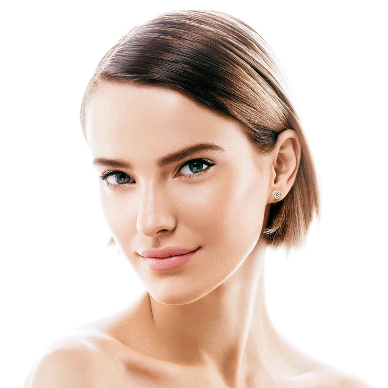Modelo usando brincos unisex moissanite brilhantes, perfeitos para qualquer ocasião