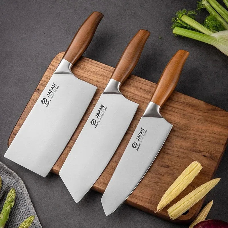 Conjunto de três facas de chef profissional com cabos de madeira em tábua de cortar