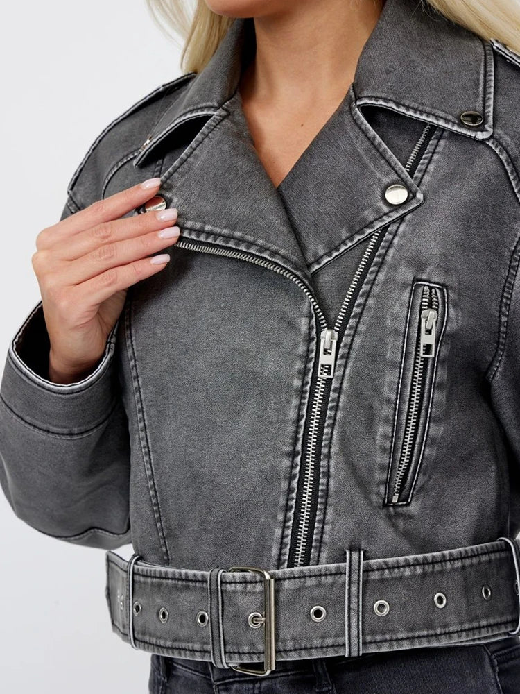 Jaqueta curta feminina vintage em tom cinza com detalhes de zรญper e cinto na cintura