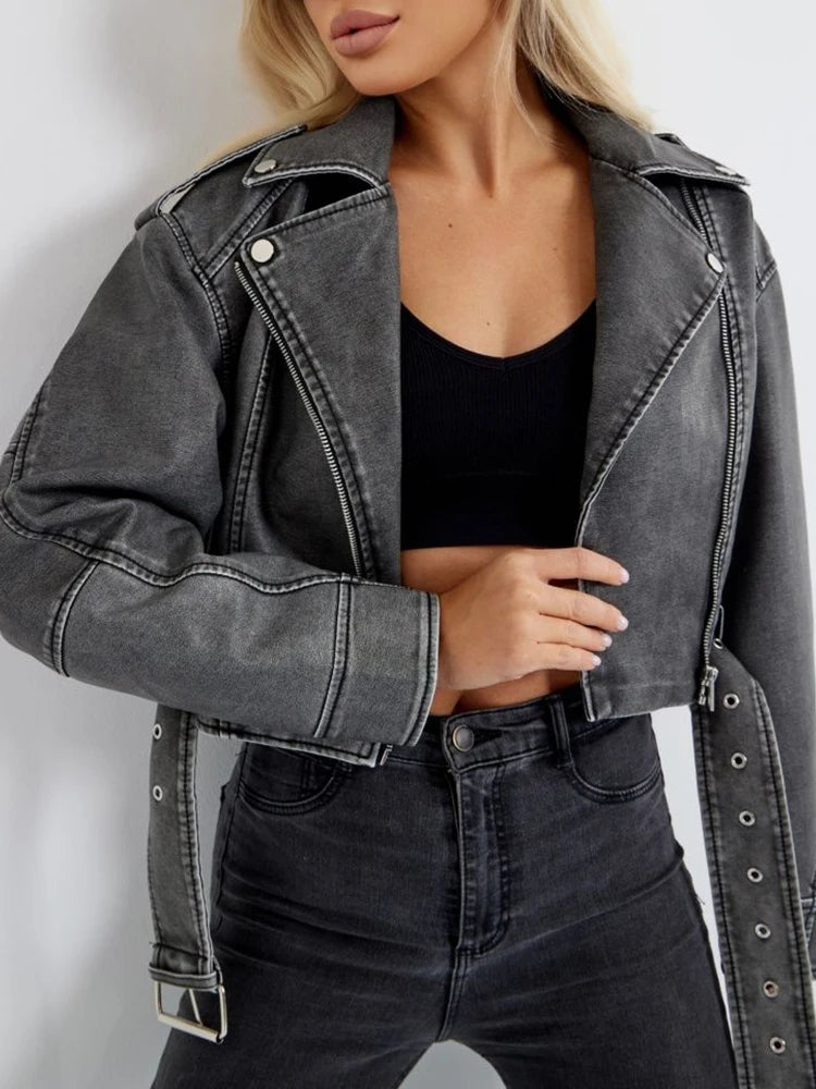 Jaqueta curta feminina vintage em jeans cinza com design moderno e detalhes em zรญper