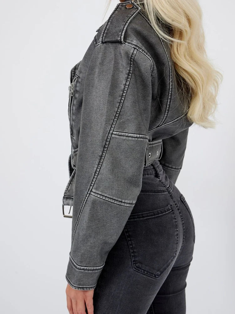 Jaqueta curta feminina vintage em jeans cinza com detalhes em costura e design ajuste