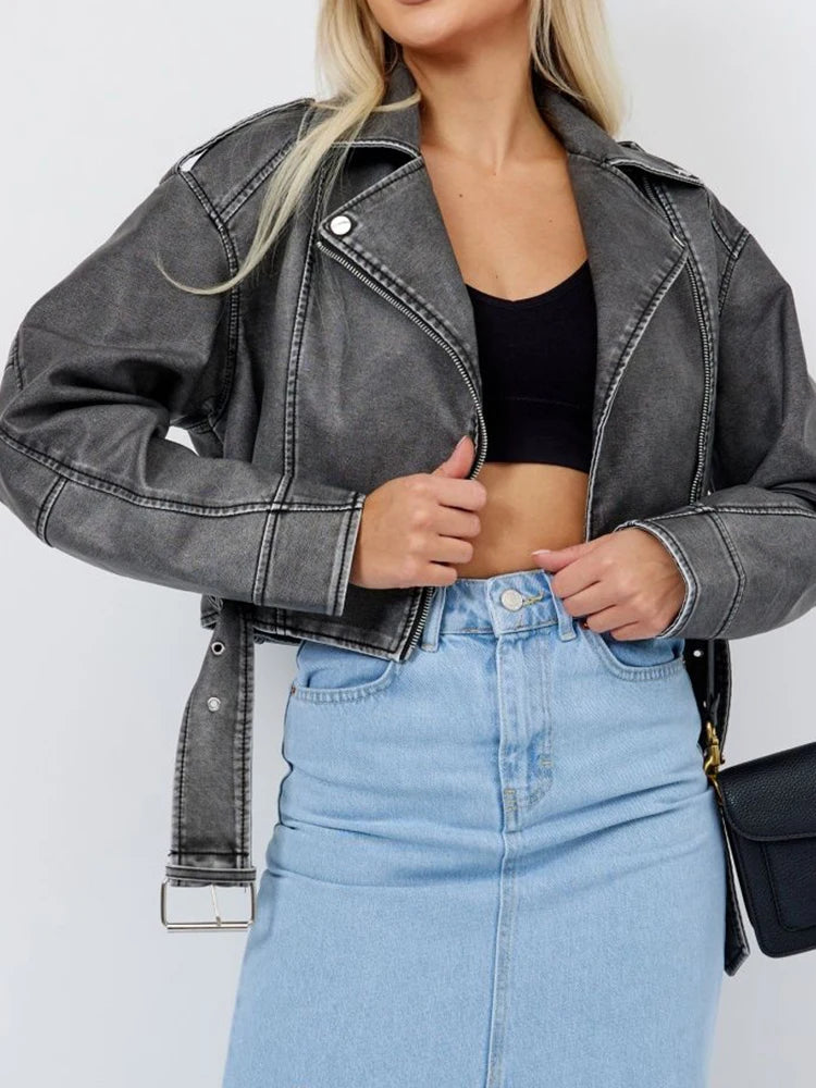 Jaqueta curta feminina vintage em cinza com detalhes em costura branca, ideal para looks modernos.