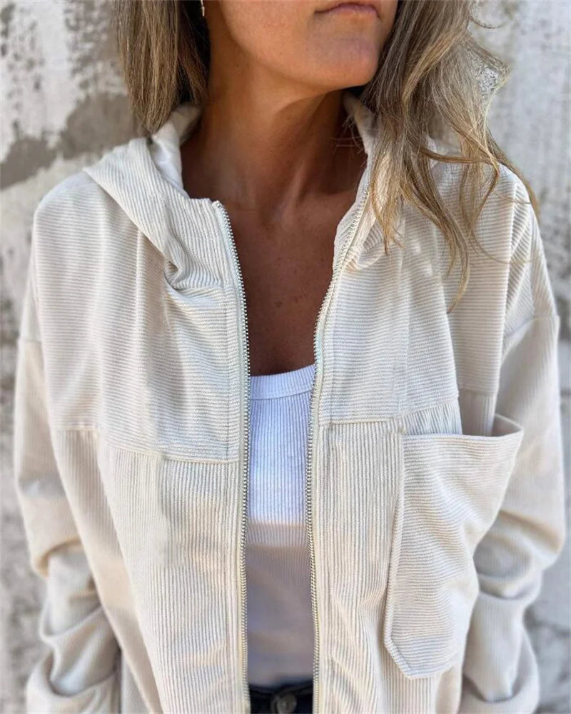 Jaqueta de inverno feminina em tom claro, com capuz e textura suave, ideal para dias frios