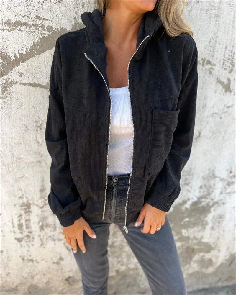 Jaqueta de inverno feminina preta com zíper e bolso frontal, ideal para dias frios