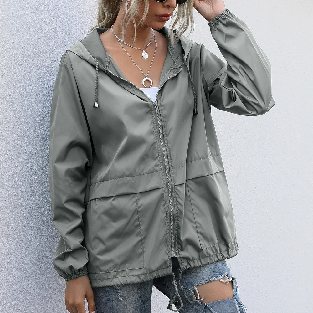 Jaqueta feminina com capuz em tom cinza, com zíper e bolsos frontais para um look casual