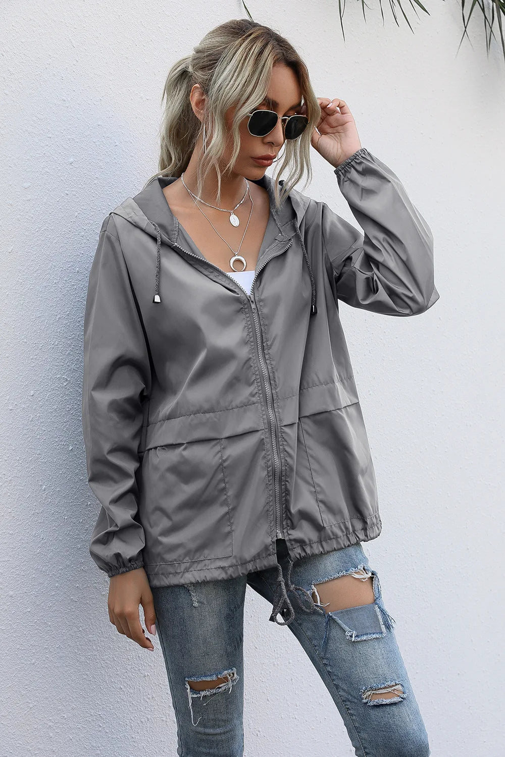 Jaqueta feminina com capuz cinza da MSCHUCH, ideal para looks casuais e confortáveis.