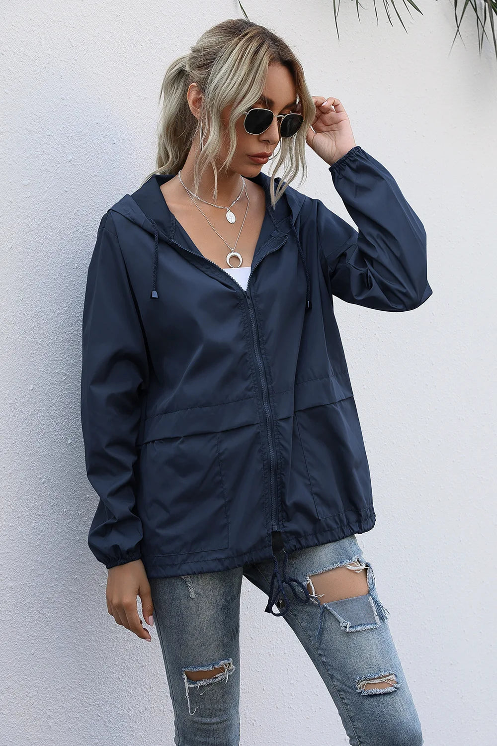 Jaqueta feminina com capuz da MSCHUCH em tom azul marinho, ideal para look casual e confortável