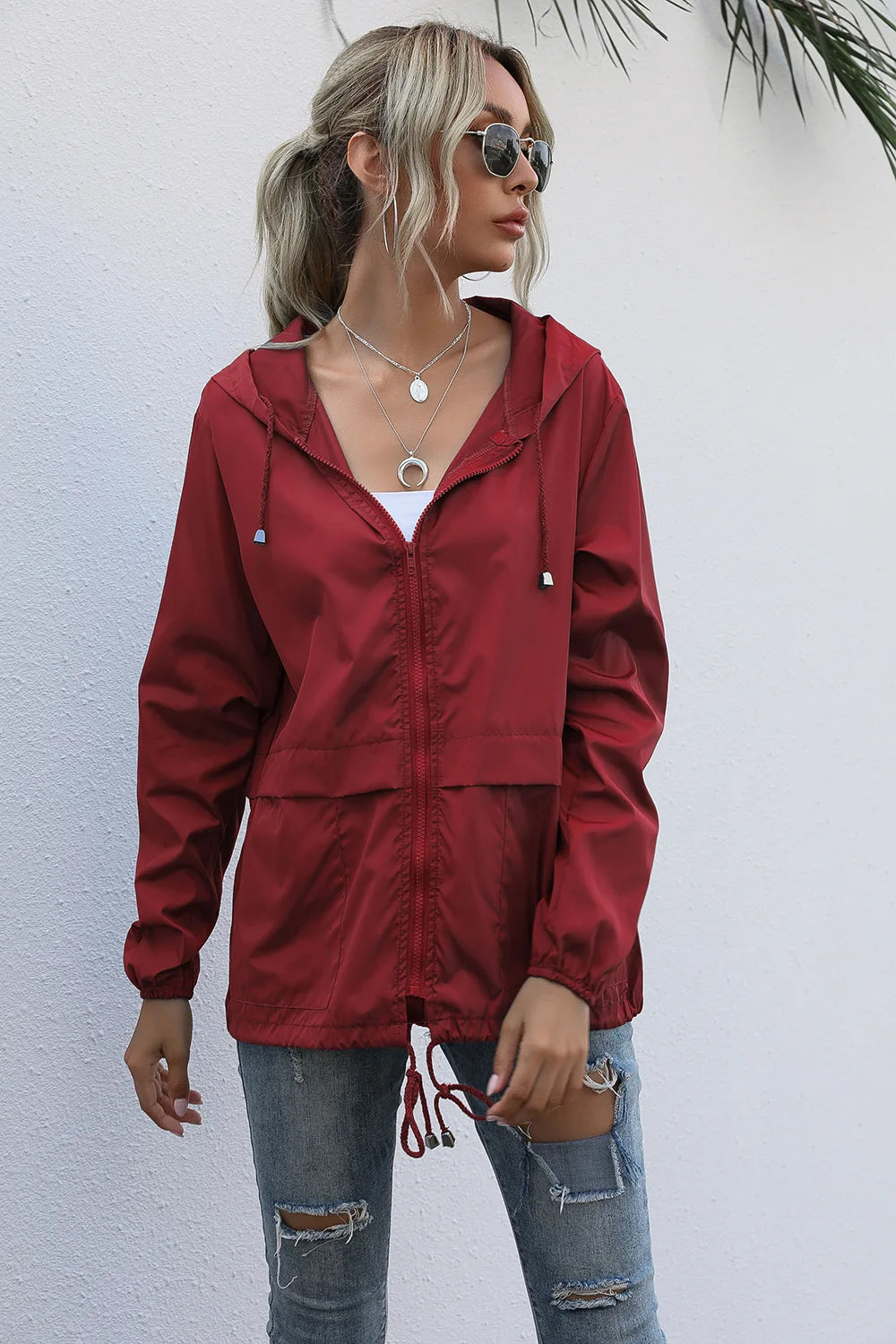 Jaqueta feminina com capuz da MSCHUCH em vermelho, ideal para looks casuais e confortáveis