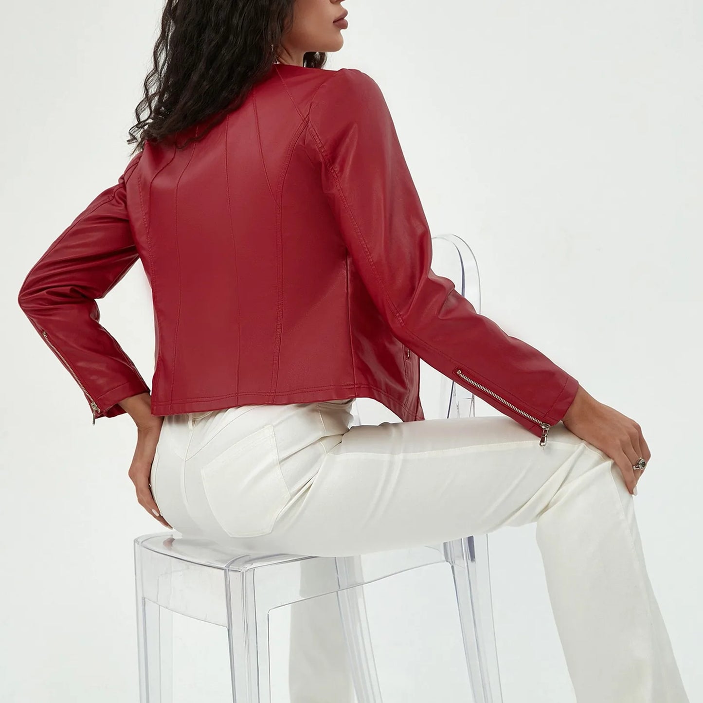 Jaqueta feminina couro patchwork vermelha com detalhes elegantes e corte moderno nas costas