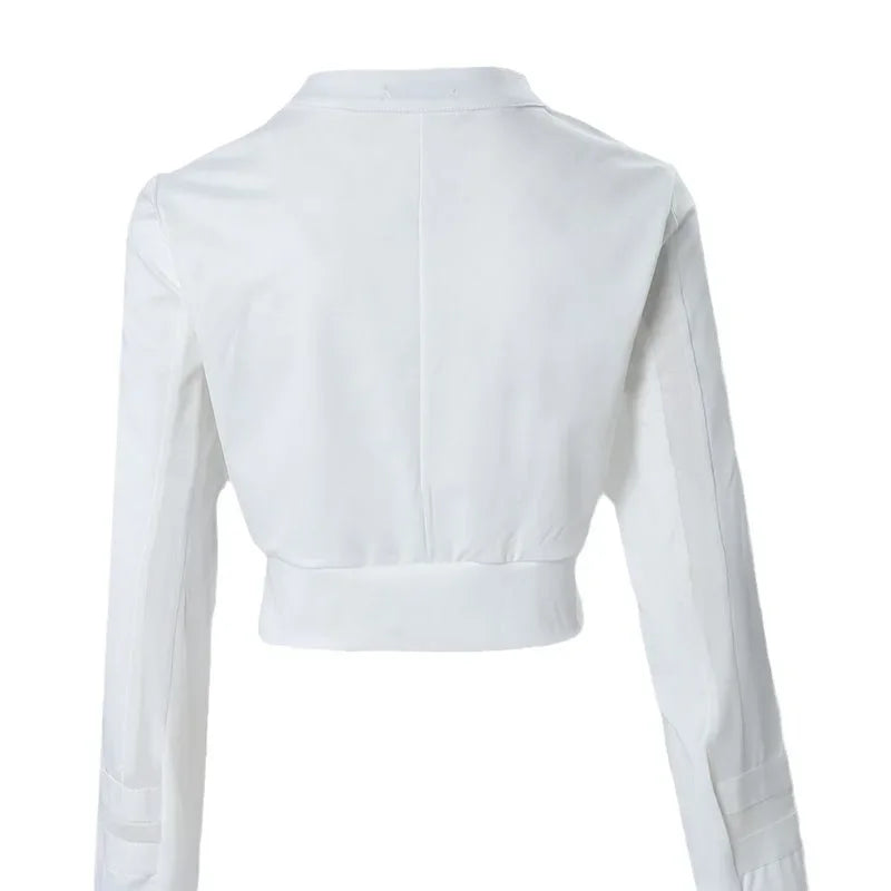 Jaqueta feminina streetwear branca com design cropped e mangas longas para um estilo moderno