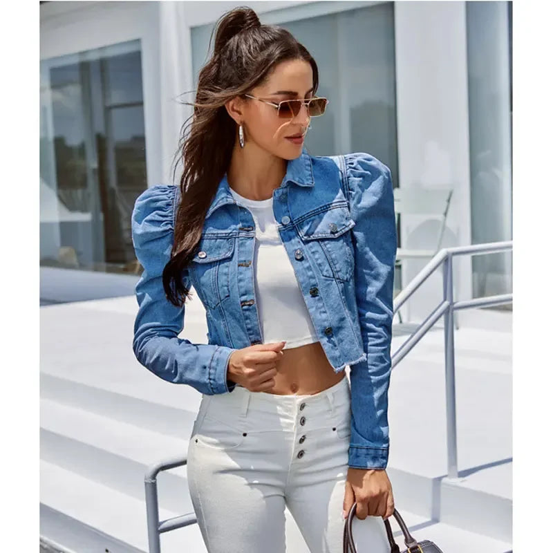 Jaqueta jeans feminina casual com mangas bufantes, combinação perfeita para looks modernos