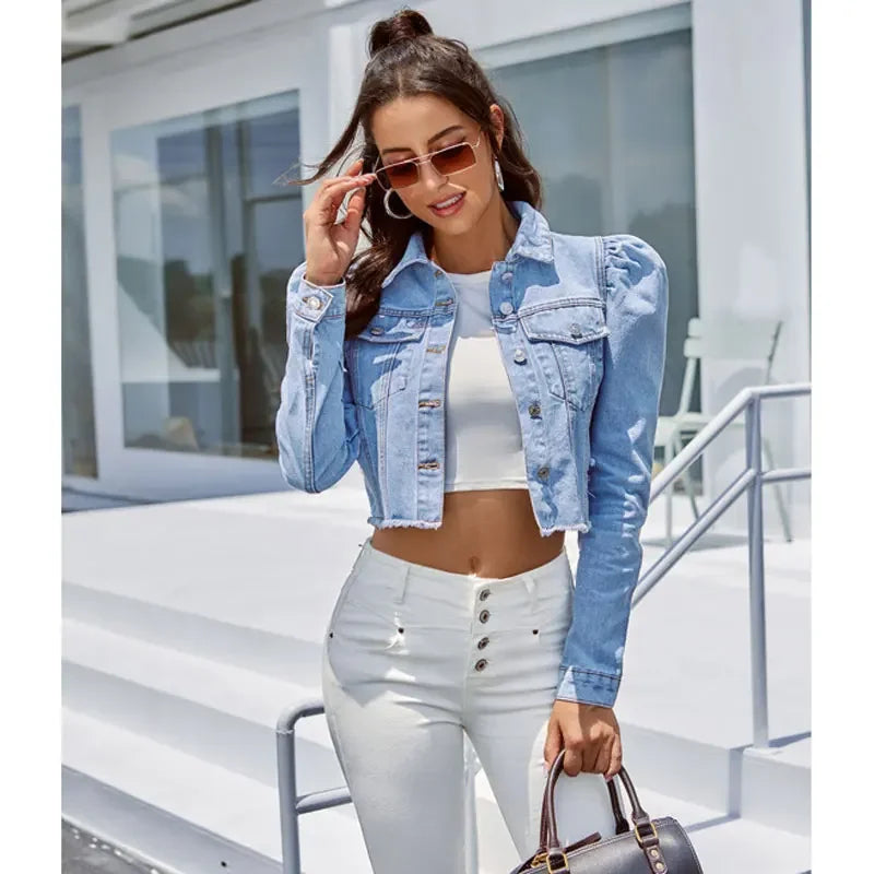 Jaqueta jeans feminina casual em azul, usada com blusa cropped e calça branca, ideal para dias descontraídos