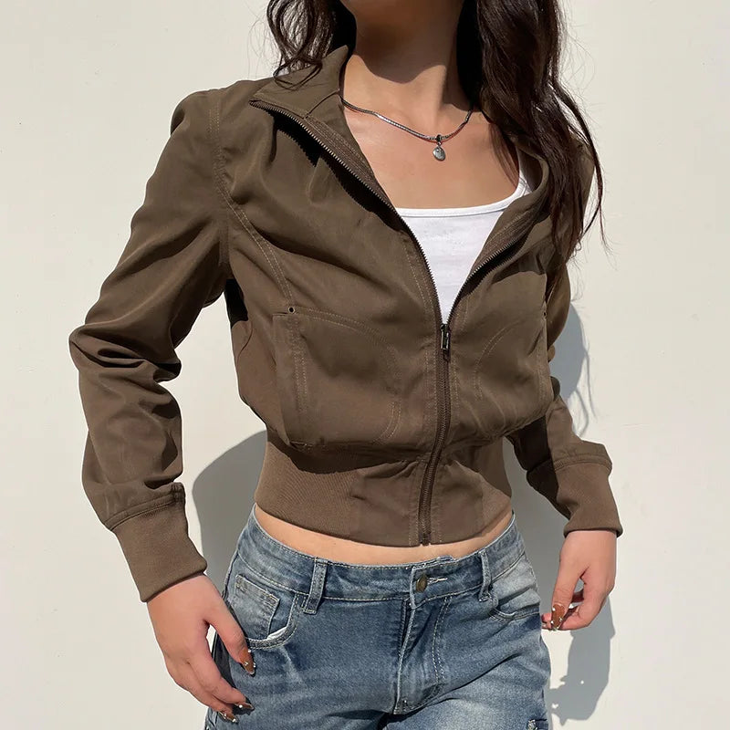 Jaqueta feminina vintage em tom marrom com zíper e manga longa, ideal para looks casuais.