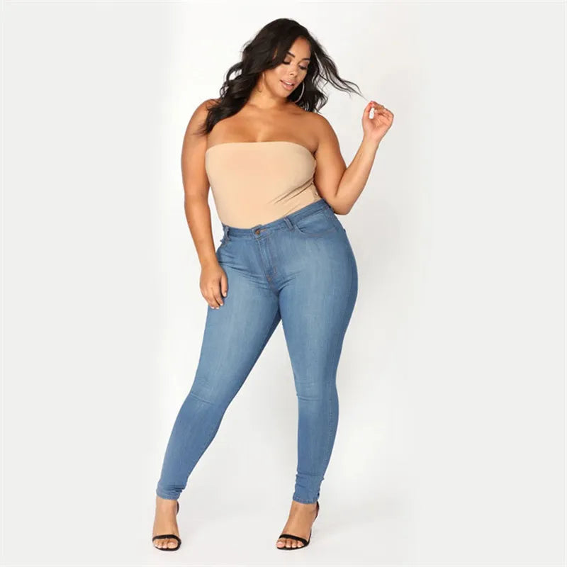 Calça jeans cintura alta feminina em tom azul, ajustada ao corpo, perfeita para looks casuais