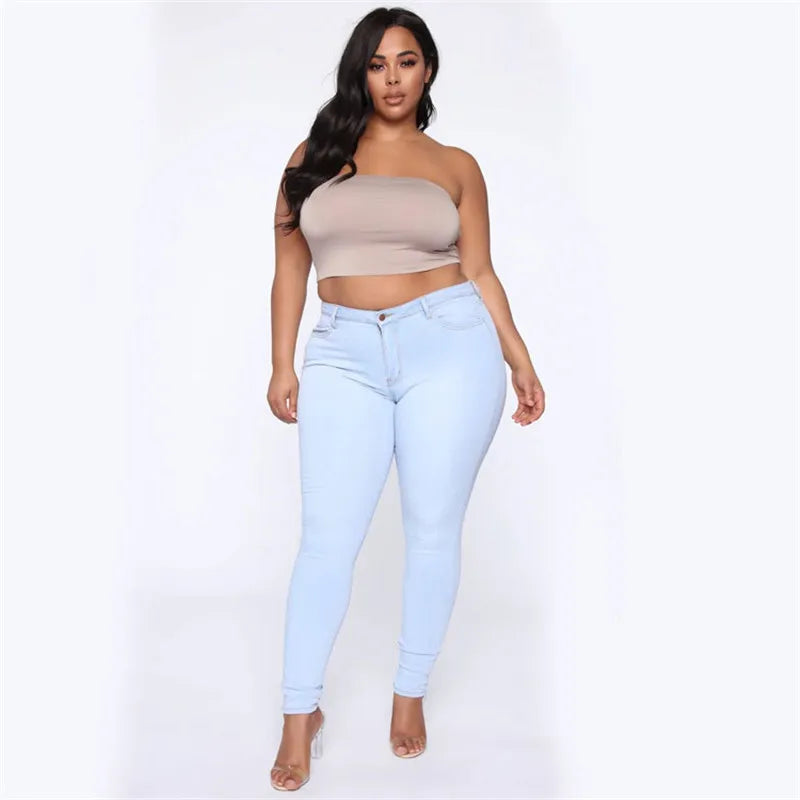 Calça jeans cintura alta feminina em tom claro, com modelagem ajustada e detalhe de botões na frente