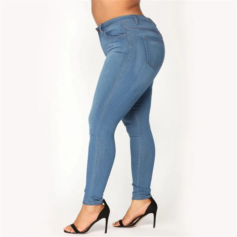 Calça jeans cintura alta feminina em tom azul claro, modelagem ajustada e com detalhes clássicos