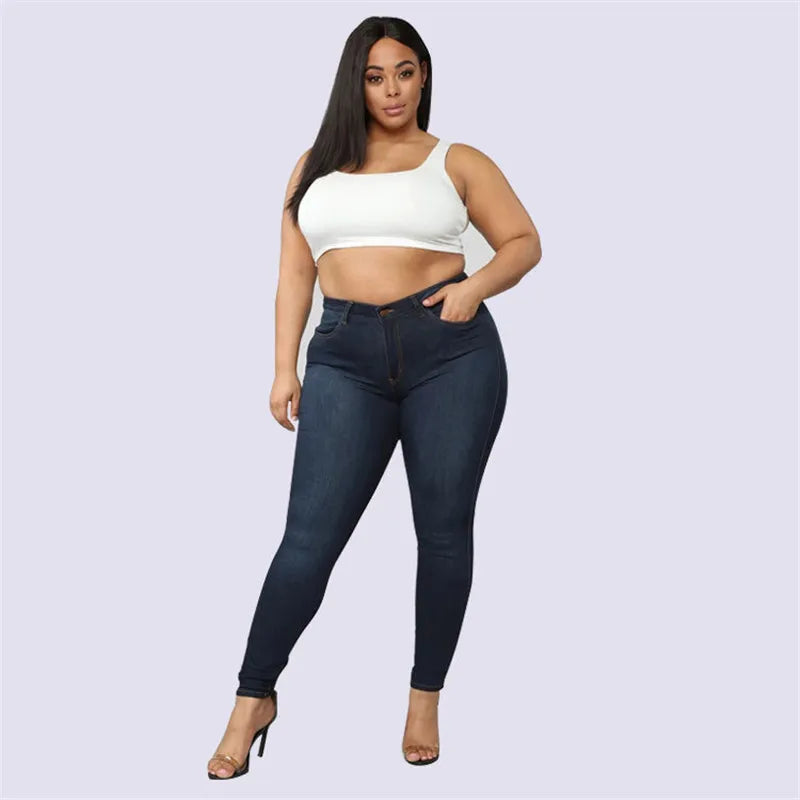 Calça jeans cintura alta feminina, modelo ajustado em tom escuro, ideal para looks elegantes