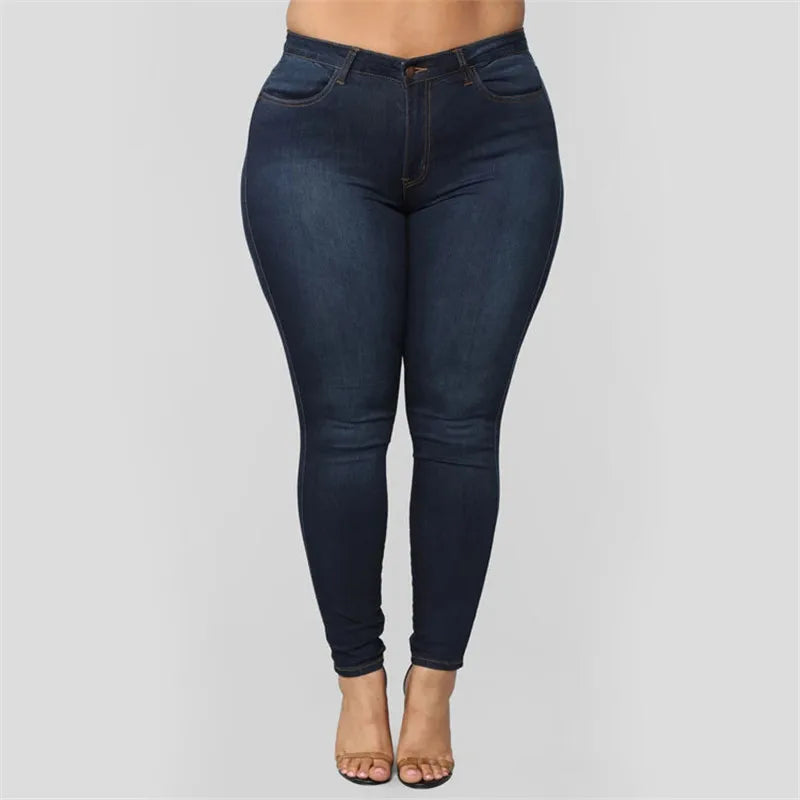 Calça jeans cintura alta feminina em tom escuro, ajustada ao corpo, ideal para looks casuais