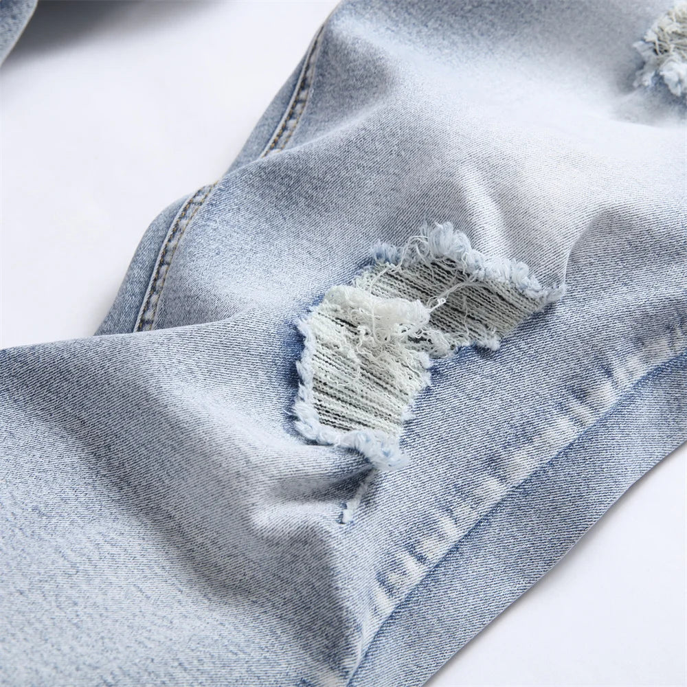 Calça jeans hip hop masculino em lavagem clara com detalhes rasgados e acabamento estiloso