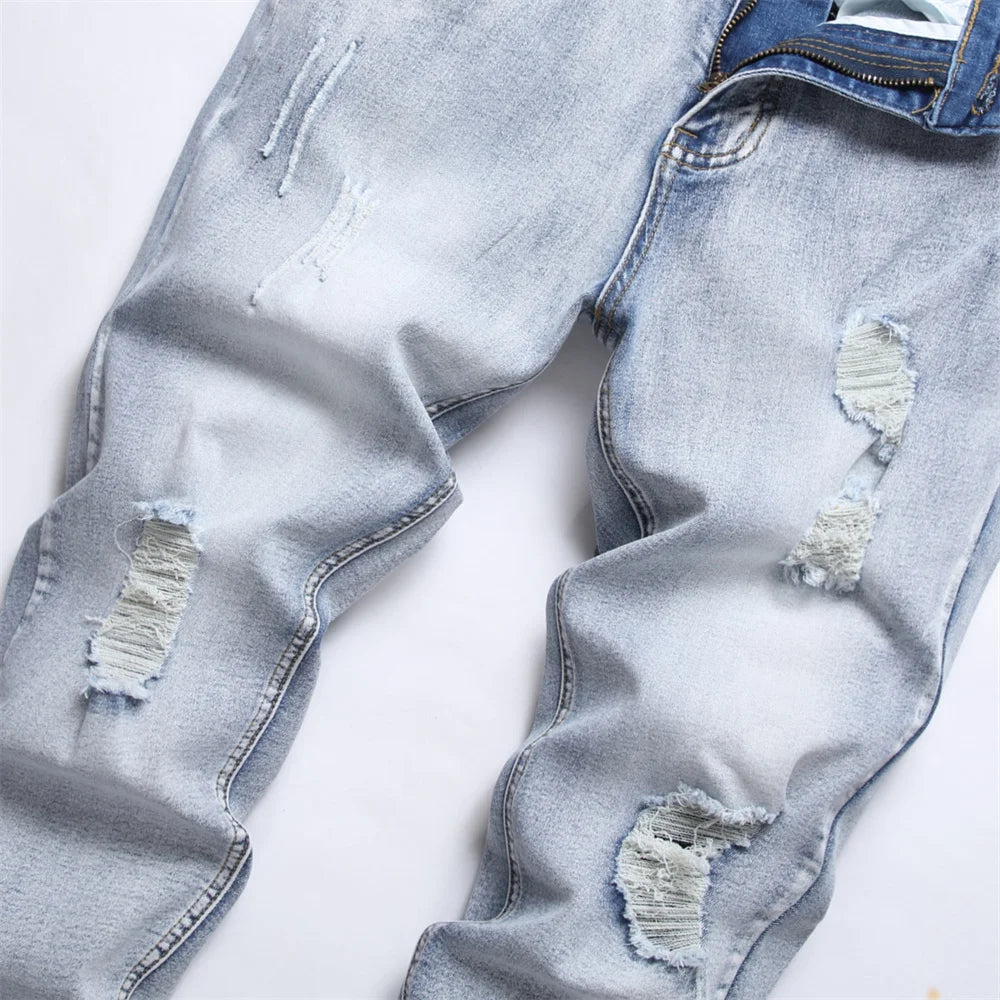 Calça jeans hip hop masculino em lavagem clara com detalhes rasgados para estilo moderno