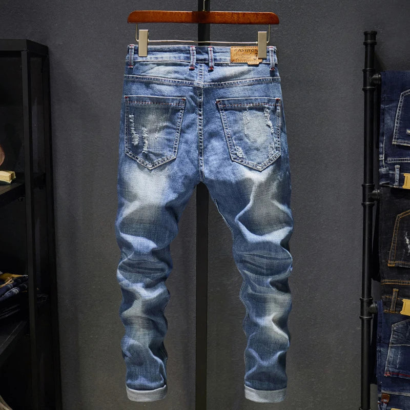 Calça masculina CASTUN jeans rasgado azul claro com detalhes desgastados e ajuste moderno