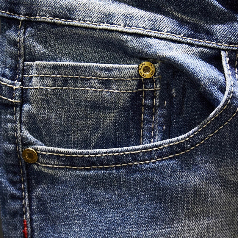 Calça masculina CASTUN jeans rasgado azul claro com detalhes no bolso e costura estilizada