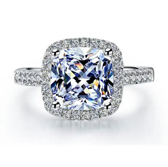Anel de prata feminina com pedra quadrada e detalhes em pedras brilhantes para um toque elegante