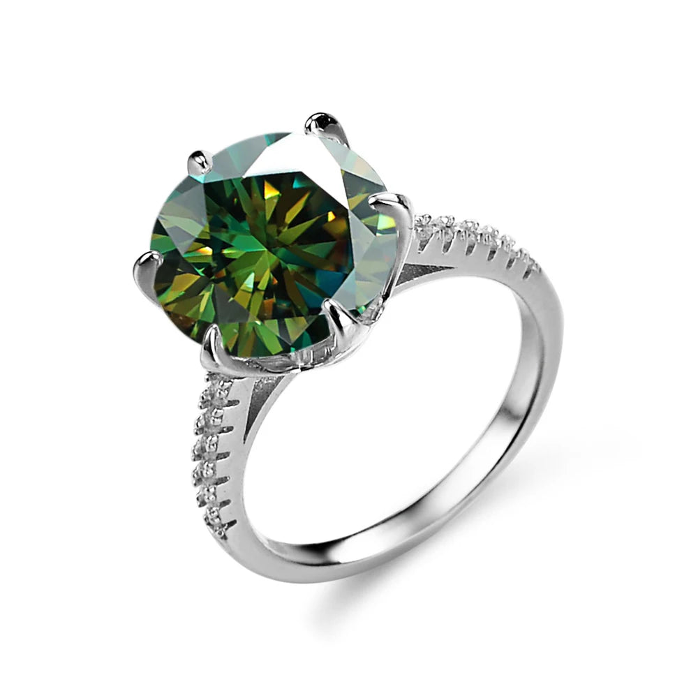 Anel de prata esterlina 925 com pedra brilhante em tons verdes e detalhes de zircônias.