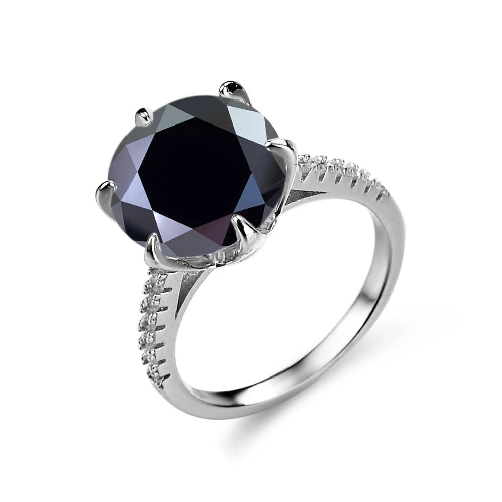 Anel feminino de prata esterlina 925 com pedra central negra e detalhes brilhantes nas laterais