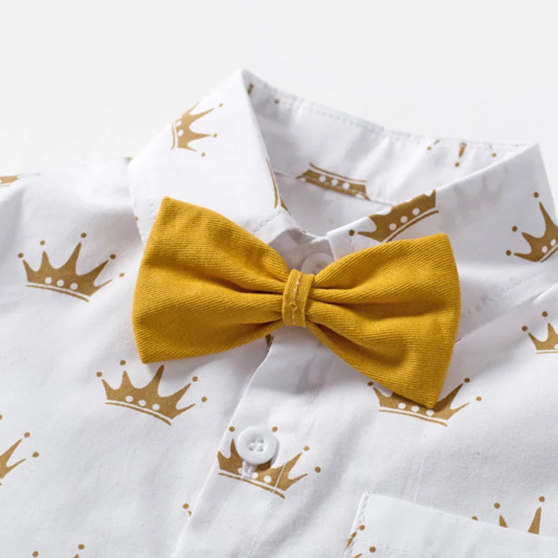 Conjunto infantil YSOYOK camisa branca com estampa de coroas douradas e roupa menino com gravata borboleta amarela