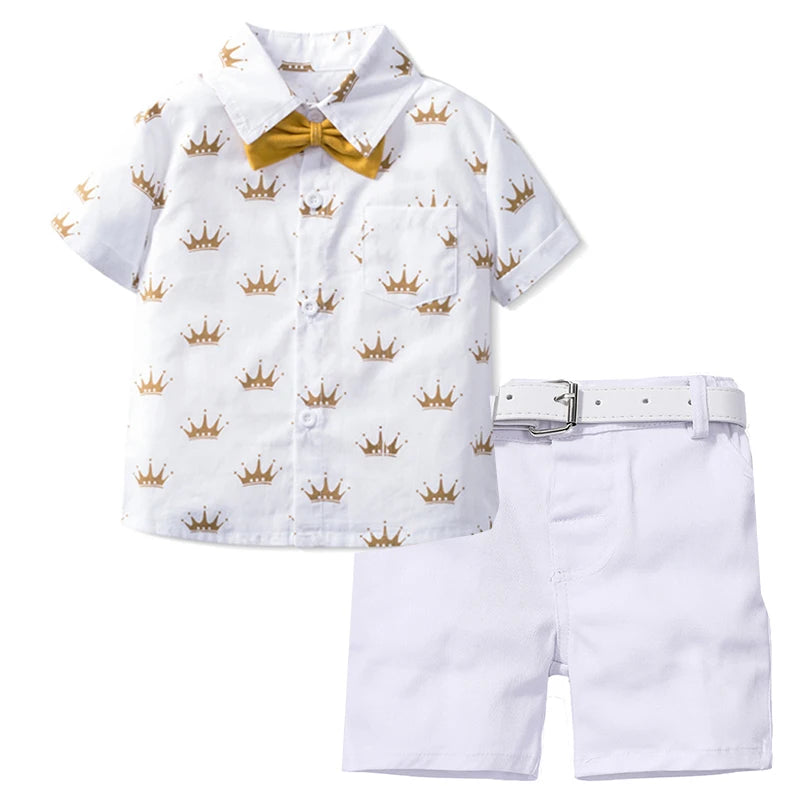 roupa menino com gravata borboleta amarela YSOYOK conjunto branco com camisa estampada de coroas e shorts
