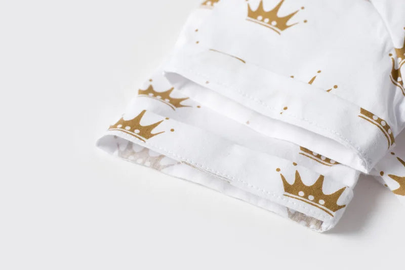 Conjunto de roupas infantis YSOYOK branco com estampas de coroas douradas e roupa menino com gravata borboleta amarela