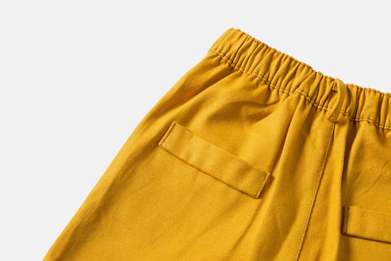 Conjunto infantil YSOYOK mostra detalhe da cintura elástica e bolsos da calça amarela roupa menino com gravata borboleta amarela
