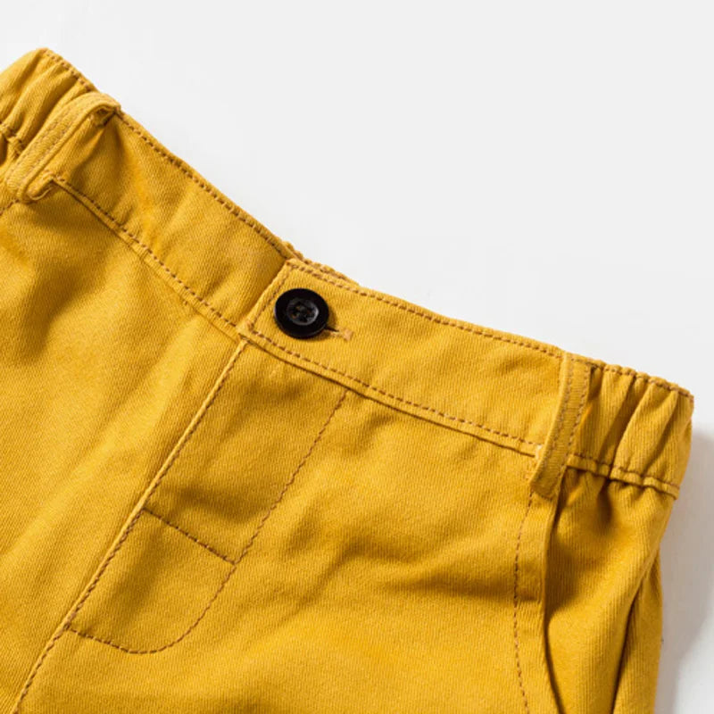 Calças amarelas do conjunto infantil YSOYOK com detalhe de cintura, botão e elástico, roupa menino com gravata borboleta amarela
