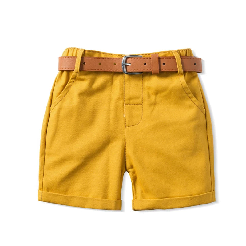 Bermuda do conjunto YSOYOK roupa menino com gravata borboleta amarela shorts amarelo mostarda com cinto marrom
