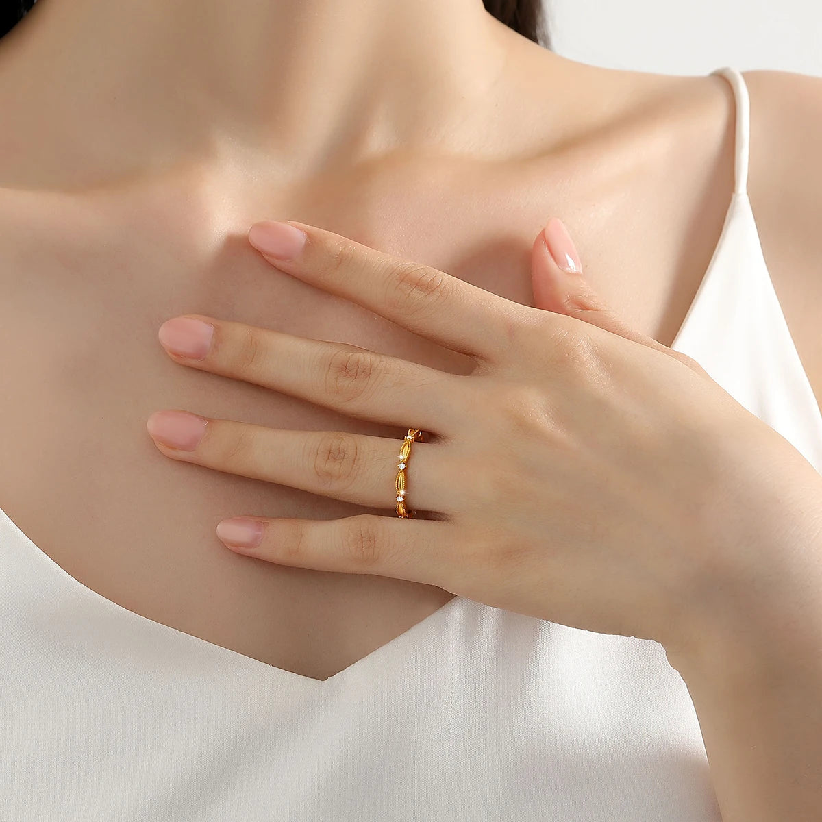 Anel de noivado moissanite ouro 18K apresentado em mão feminina delicada